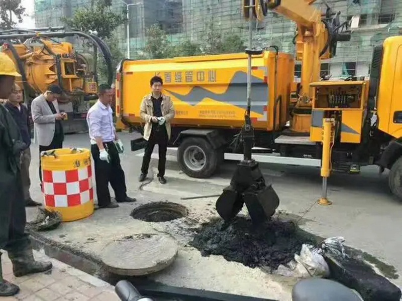 弋阳街道：网格员化身“清道夫”，为民解忧疏通“堵心”化粪池