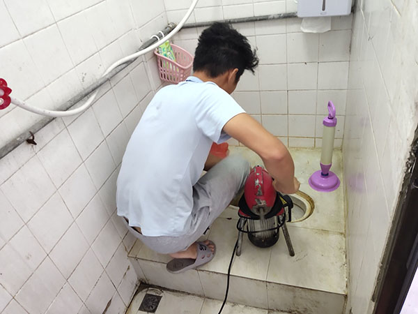 弋阳肥皂掉到马桶里把马桶堵住了怎么办？马桶堵住了怎么办