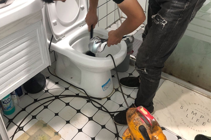 弋阳马桶堵塞自己疏通还是找师傅？专业上门服务让你省时更省心